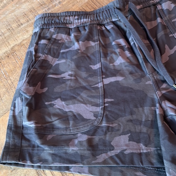 NWOT Athleta Camo Farallon Short, Olive Camo - Picture 5 of 10